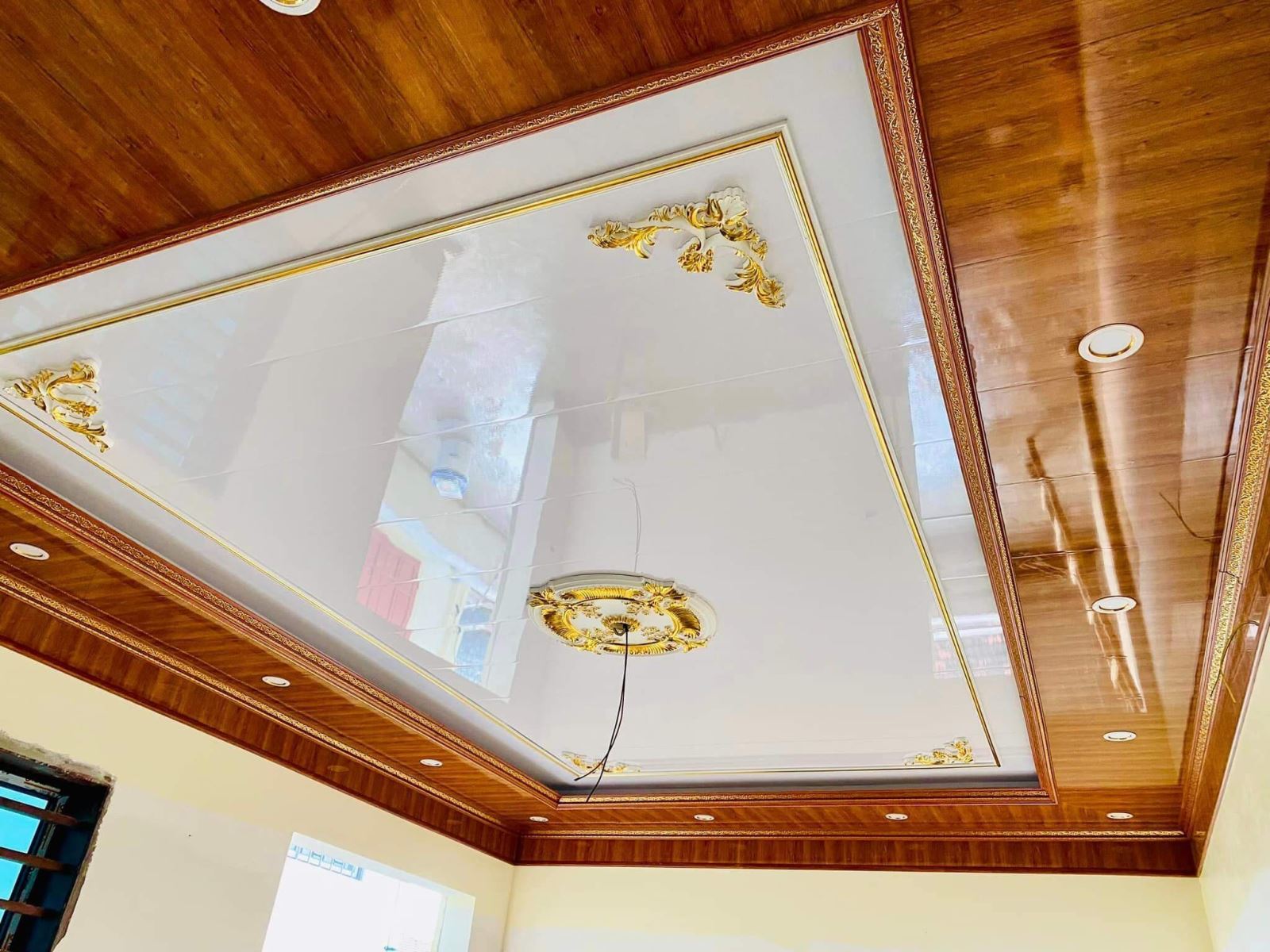 Trần nhựa Nano là sản phẩm được sản xuất từ chất liệu PVC kết hợp với hạt Nano